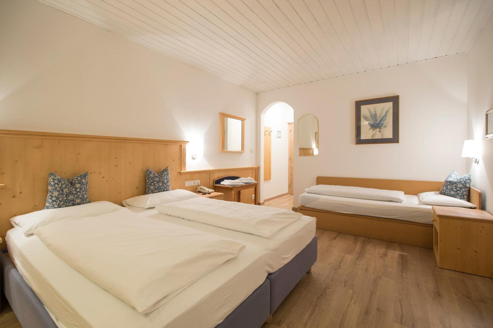 Hotel Krondlhof Brunico Quarto foto